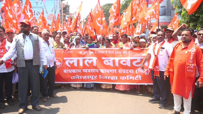 <p>लाल बावटा बांधकाम कामगार संघटनेचा सहाय्यक कामगार आयुक्त कार्यालयावर आक्रोश मोर्चा</p>
