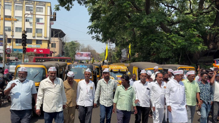 <p>कोल्हापुरातील रिक्षा चालकांचा जिल्हाधिकारी कार्यालयावर मोर्चा</p>
