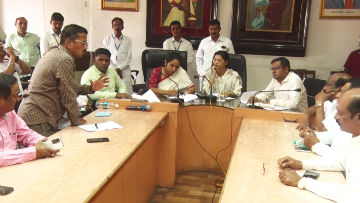 <p>पाणी उपसा पंपांना सील केल्या प्रकरणी कृती समितीने महापालिका प्रशासनाला धरले धारेवर...</p>

<p>&nbsp;</p>
