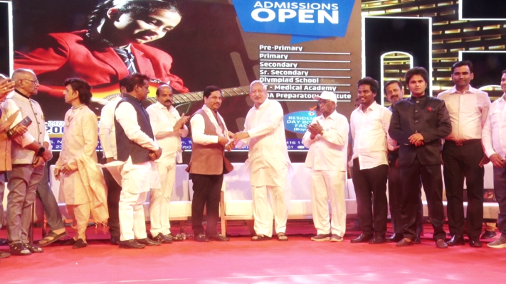 <p>डी. वाय. पाटील विदयापीठाचे कुलपती डॉ. संजय डी. पाटील शिवजीवन गौरव पुरस्काराने सन्मानित</p>
