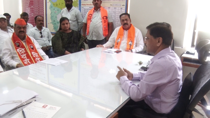 <p>बाजार समितीचे संचालक मंडळ बरखास्त करा : शिवसेना उध्दव बाळासाहेब ठाकरे पक्षाची मागणी</p>
