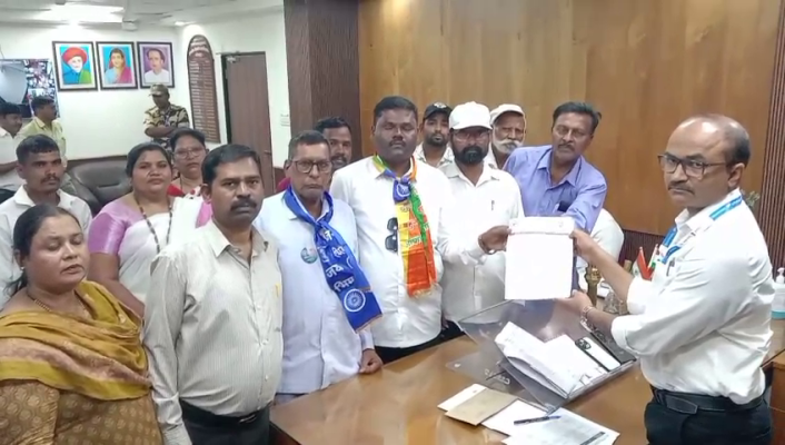 <p>चंदगड मधील 'त्या' डॉक्टरांवर कारवाई करा :&nbsp;वंचित बहुजन माथाडी कामगार युनियनची मागणी</p>
