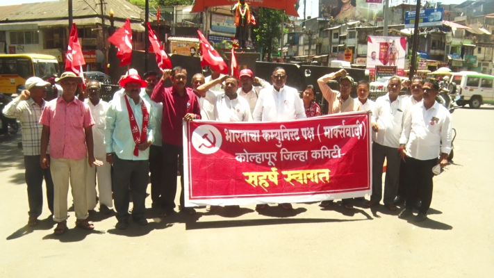 <p>कोल्हापुरात अशोक खरात विरोधात भाकपचे आंदोलन</p>

