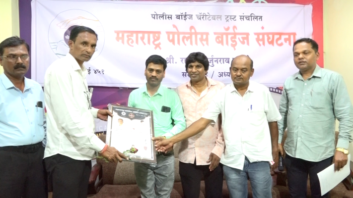 <p>महाराष्ट्र पोलीस बॉईज संघटनेच्यावतीने पत्रकारांचा विशेष सन्मान...</p>
