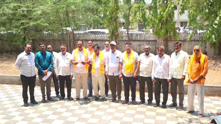 <p>उचगाव - गडमुडशिंगी पाणंद रस्त्याचे डांबरीकरण लवकरात लवकर&nbsp; करा अन्यथा... : ठाकरे गटाचा इशारा</p>
