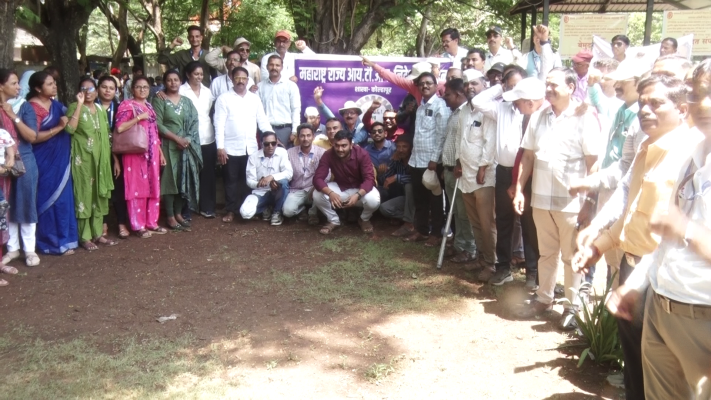 <p>सरकारी कर्मचाऱ्यांच्या बेमुदत संपाच्या दुसऱ्या दिवशी कोल्हापुरातले आंदोलन अधिक तीव्र</p>
