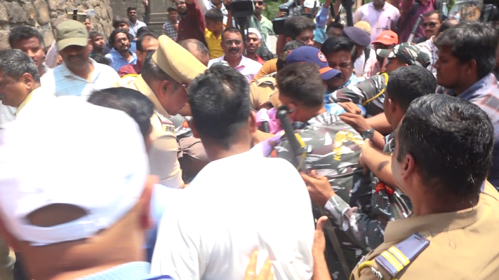 <p>बिंदू चौकात पुरोगामी संघटना अन् पोलिसांमध्ये झटपट&nbsp;</p>
