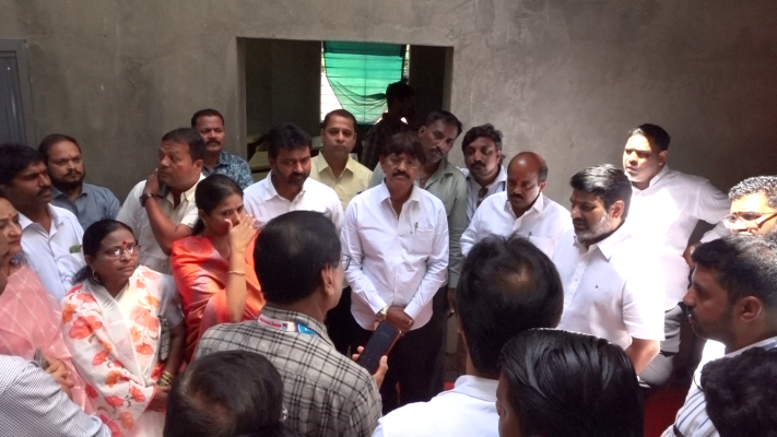<p>लक्ष्मीबाई जरग विद्यालयातील अभ्यासिकेच्या कामाची आ.सतेज पाटील यांच्याकडून पाहणी</p>
