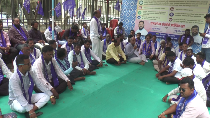 <p>सर्व मागासवर्गीय आर्थिक विकास महामंडळांची संपूर्ण कर्जमाफी करण्याची आरपीआयची मागणी</p>
