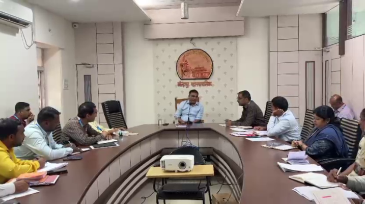 <p>कोल्हापूर महानगरपालिकेच्या स्वच्छता कामकाजाचा आयुक्त डॉ. राजेंद्र भारुड यांच्याकडून आढावा&hellip;</p>
