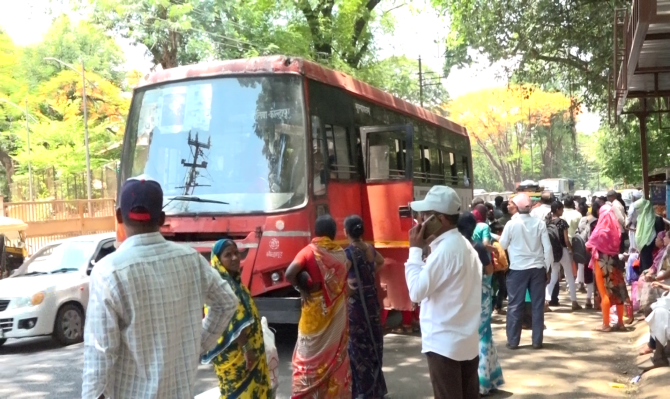 <p>बसमध्ये चढताना ३ लाख रुपयांच्या दागिन्यांची पर्स लंपास</p>
