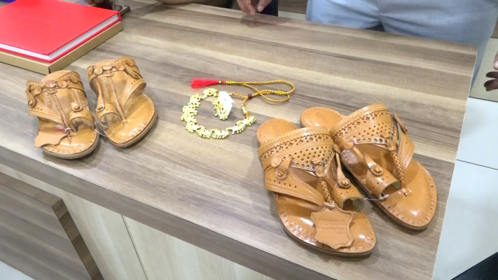 <p>कलेचा सांस्कृतिक वारसा जपलेल्या 'द कोल्हापुरी' या पुस्तकाचा जागतिक स्तरावर सन्मान</p>
