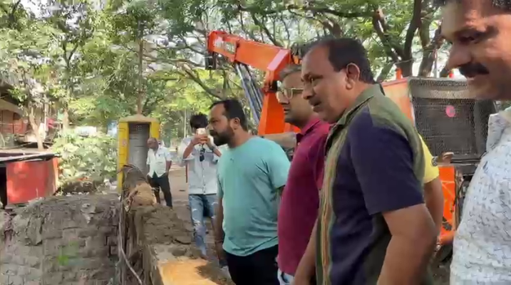 <p>स्थायी समिती सभापती विशाल शिराळे यांनी केली नालेसफाईंच्या कामांची पाहणी...</p>
