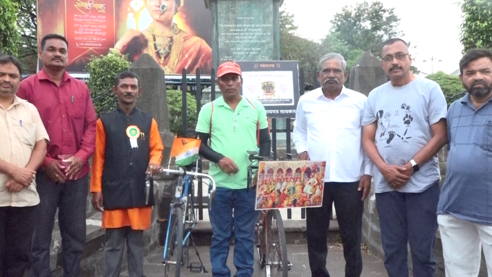 <p>कोल्हापुरातील &lsquo;या&rsquo; ५ सायकलपटूंकडून कोल्हापूर ते रायगड सायकल प्रवास सुरु...</p>
