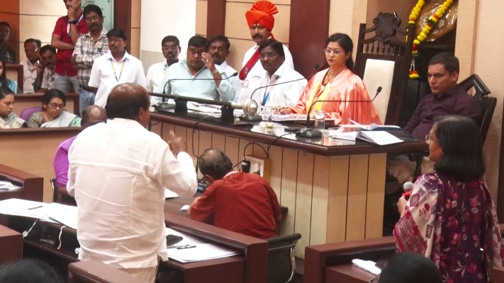 <p>प्रशासनाचा ढिसाळ कारभार आणि सत्ताधाऱ्यांच्या समन्वयाच्या अभावामुळे पाणीटंचाई : राजेश लाटकर</p>

