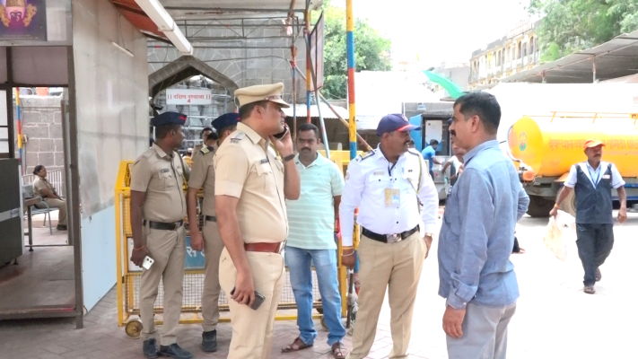 <p>केंद्रीय गृहमंत्री अमित शहांच्या दौऱ्यावेळी अडीच हजार पोलिसांचा बंदोबस्त...</p>
