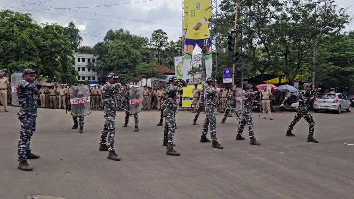 <p>मोहरमच्या पार्श्वभूमिवर कोल्हापूर पोलिसांकडून संचलन...</p>
