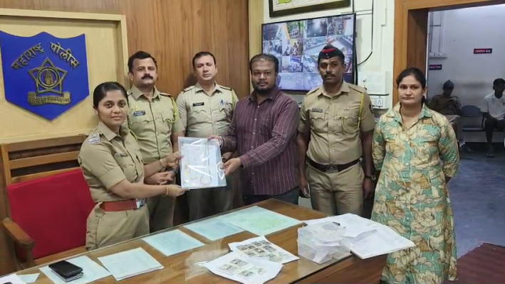 <p>राजारामपुरी पोलिसांनी फिर्यादींना साडेअठरा लाखांचा मुद्देमाल केला&nbsp;परत...&nbsp;</p>
