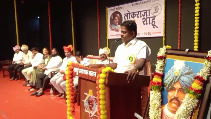 <p>जातीच्या चौकटीत न अडकता आम्ही भारतीय म्हणून जगायला सुरुवात करा : कवी नितीन चंदनशिवे</p>
