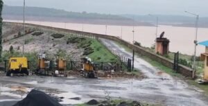 कोल्हापूर जिल्ह्यातील सर्वात मोठं धरण पूर्ण क्षमतेनं भरलं…