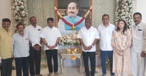 शेतकरी कामगार पक्षाचे नेते जयंत पाटील यांनी पाटील कुटुंबियांची घेतली भेट…
