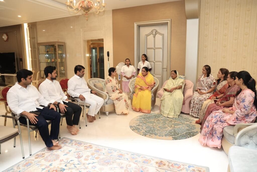 उपमुख्यमंत्री सुनेत्रा पवार, कर्नाटकचे मंत्री एच के पाटील, विधानपरिषदेचे सभापती राम शिंदे यांनी घेतली पाटील कुटुंबियांची भेट