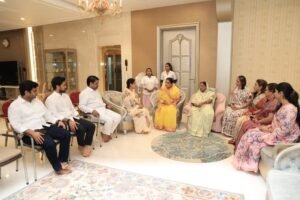 उपमुख्यमंत्री सुनेत्रा पवार, कर्नाटकचे मंत्री एच के पाटील, विधानपरिषदेचे सभापती राम शिंदे यांनी घेतली पाटील कुटुंबियांची भेट