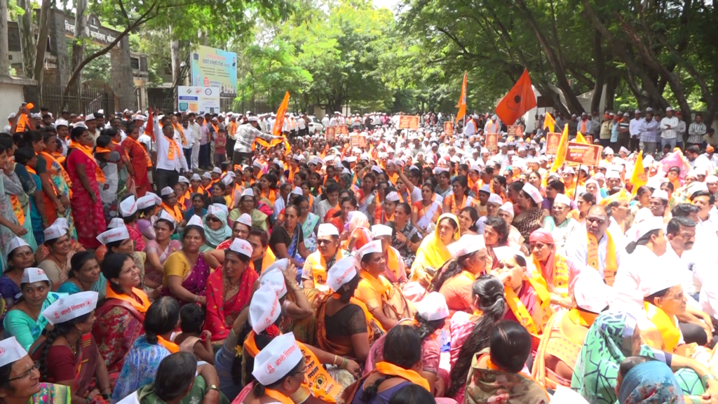 विविध मागण्यांसाठी लिंगायत समाजाचे जिल्हाधिकारी कार्यालयासमोर साखळी उपोषण