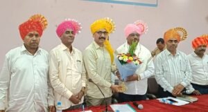बाजार समितीच्या सभापतीपदी प्रा.शेखर देसाई यांची निवड