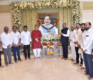 मंत्री चंद्रशेखर बावनकुळे आणि पणन मंत्री जयकुमार रावल यांनी पाटील कुटुंबियांची घेतली भेट