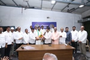गोकुळ निवडणुकीआधी राहुल पाटील गटाला खिंडार; गोकुळचे माजी संचालक सत्यजीत पाटलांनी हाती घेतला काँग्रेसचा झेंडा