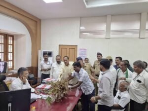 दुष्काळी यादीतून पाच तालुके वगळल्याने शेतकरी आक्रमक; करपलेले सोयाबीन, भात पीक घेऊन स्वाभिमानी शेतकरी संघटनेचे जिल्हाधिकाऱ्यांना निवेदन