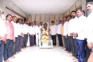 फुलेवाडीत माजी कृषी राज्यमंत्री स्व. श्रीपतराव बोंद्रे यांना अभिवादन