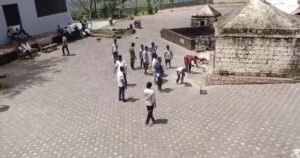 चक्रेश्वरवाडीत भुयाराच्या स्वच्छतेदरम्यान आढळलं लहान द्वार… संशोधनाची मागणी