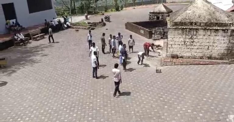 चक्रेश्वरवाडीत भुयाराच्या स्वच्छतेदरम्यान आढळलं लहान द्वार… संशोधनाची मागणी