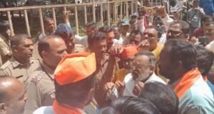 बॅरिकेटिंग तोडून हिंदुत्ववादी संघटनांनी पंचगंगा नदीत केलं गणेश मूर्तींचं विसर्जन…पोलिसांबरोबर बाचाबाची