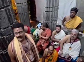श्री अंबाबाई मंदिरात वादावादी… पुजाऱ्यांचे आंदोलन…