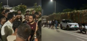 स्वाभिमानी शेतकरी संघटनेच्या कार्यकर्त्यांचा रात्रभर महामार्गावर ठिय्या… उसाच्या ७८ ट्रॉली धरल्या अडवून