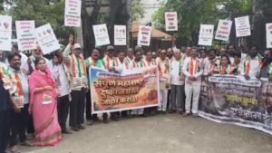 राज्य दुष्काळग्रस्त जाहीर करण्यासह मुख्य निवडणुक आयुक्तांच्या राजीनाम्यासाठी निदर्शने…
