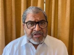 शेतकऱ्यांच्या जमिनी घेऊन त्यांच्याच जमिनीत धरणे बांधून शेतकऱ्यांची पिकं वाळविली जात आहेत…: राजू शेट्टींचा संताप