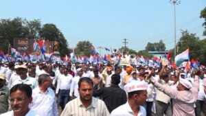 आपल्या विविध मागण्यांसाठी साखर कामगारांचा जिल्हाधिकारी कार्यालयावर इशारा मोर्चा