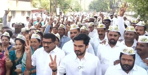 शिट्ट्यांचा आवाज घुमवत ठरावधारकांसह ऋतुराज पाटील मतदान केंद्रावर दाखल…