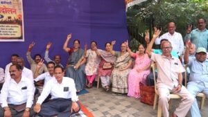 न्यायालयीन कर्मचाऱ्यांचे जिल्हाधिकारी कार्यालयासमोर धरणे आंदोलन